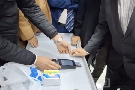 وصفت المشهد بـ”الكوميدي”.. “لوموند” تسخر من احتفال مسؤولين جزائريين بعمليات الدفع عبر البطاقات البنكية