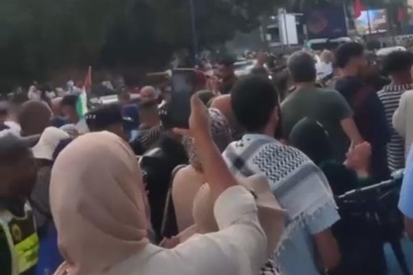 فيديو : لا لسفن الإبادة.. وقفة احتجاجية أمام ميناء الدار البيضاء رفضًا لرسو سفن الاحتلال الإسرائيلي في الموانئ المغربية
