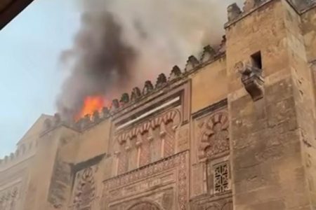 حريق مسجد قرطبة – الكاتدرائية… بين لغز الأسباب وأصابع السياسة