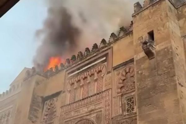 حريق مسجد قرطبة – الكاتدرائية… بين لغز الأسباب وأصابع السياسة