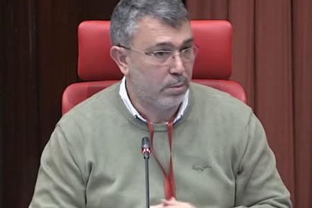 الجالية الإسلامية تدرس مقاضاة حزبي الشعب و”فوكس” بسبب المساس بحرية المعتقد في خومييا