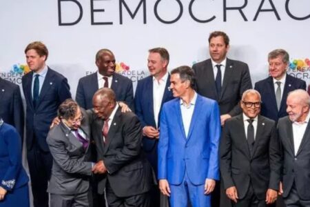 قمة بلا صدى: لماذا تجاهلت الصحافة الدولية لقاء سانشيز مع لولا وشينباوم في برشلونة؟